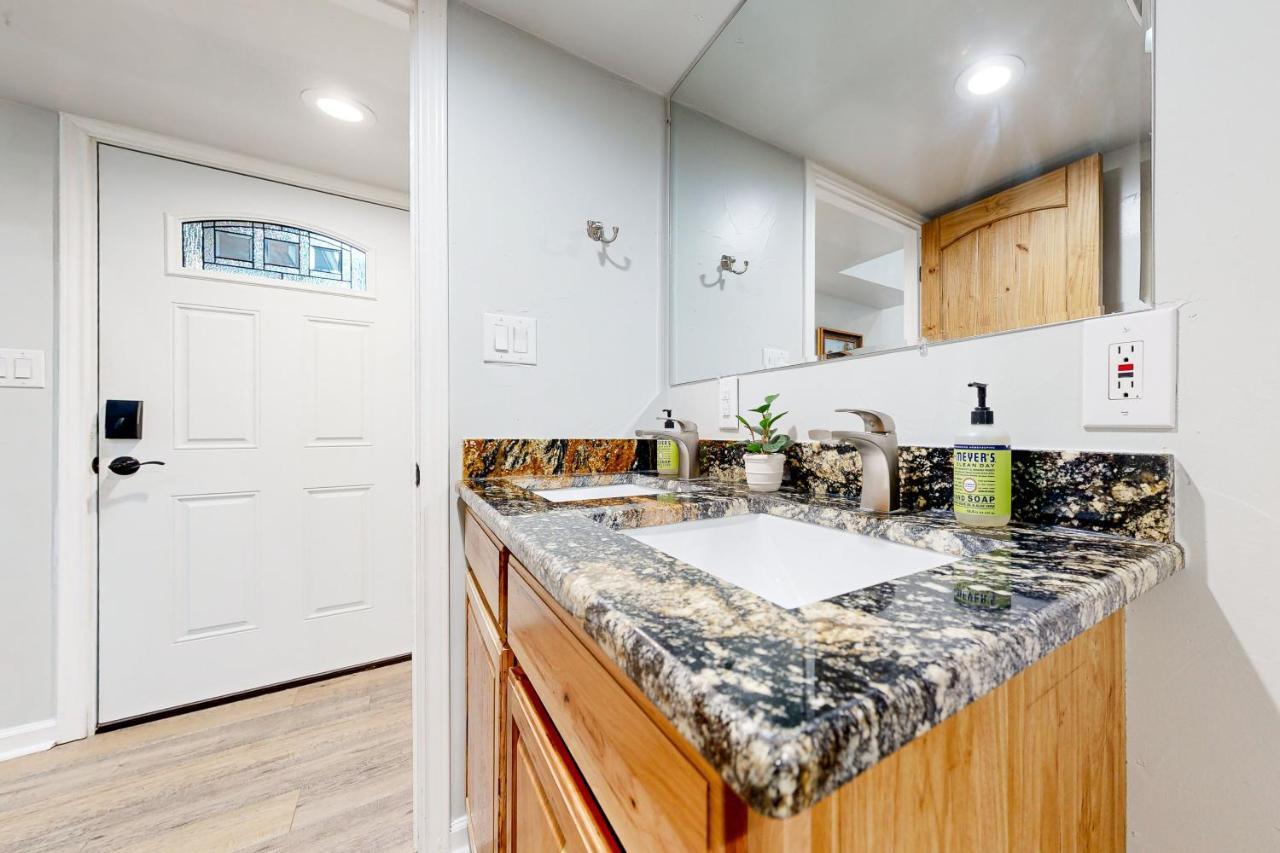 Way To The Bay Apartment Horseshoe Bay Bagian luar foto